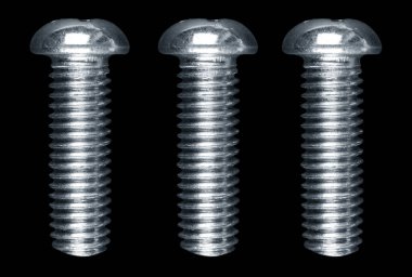 Makro siyah arka planda izole edilmiş metal cıvata vurdu. Krom vida yalıtılmış. Çelik cıvata izole. Fındık ve cıvatalar. İş için araçlar.