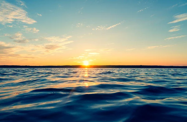 Powierzchnia Wody Widok Zachody Słońca Tle Nieba Dramatyczne Złote Niebo — Zdjęcie stockowe