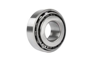 Beyaz izole arkaplanda topları olan gümüş bilye. Endüstriyel yön. Top taşıyıcı beyaz üzerine izole edildi. Paslanmaz metal silindir. Yedek parçalar