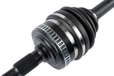 Ön teker çekişli araç montajı beyaz arka planda izole edildi. Yeni araba sürüş mili beyazın üzerinde izole edilmiş. Araba servisi veya bakım için yedek parça