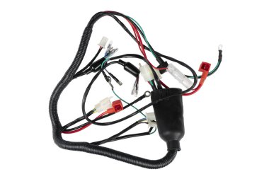 Beyaz arka planda izole edilmiş elektrik kablosu kablosu. Adaptörleri, bağlantıları ve elektrik bağlantıları olan araba kabloları. Araba teli.