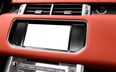 Navigasyon haritaları ve GPS için izole edilmiş boş ekran kullanımına sahip arabadaki monitör. Kırpma yolu ile beyaz üzerine izole. Araba tamiri. Boş ekranlı bir araba ekranı. Modern araba kırmızı deri iç döşeme 
