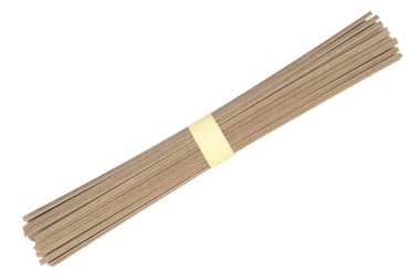 Pişmemiş soba eriştesi arkaplanı. Erişte yüzey deseni. Beyaz arka planda çiğ karabuğday eriştesi. Makro yemek arkaplanı çekti.