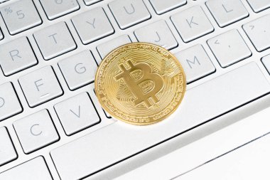 Bitcoin şifreli para birimi. Altın Bitcoin ve bilgisayar klavyesi. Altın dijital kripto para. Elektronik finansman para sembolü. Dizüstü bilgisayarda Bitcoin