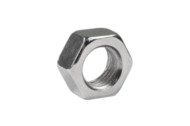 Makro beyaz arka planda izole edilmiş metal fındık vurdu. Krom vida somunu izole edilmiş. Çelik ceviz izole. Fındık ve cıvatalar. İş için araçlar.