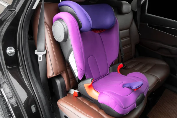 車の後ろにチャイルドシート 安全のためのベビーカーシート 車の中だ 子供の安全コンセプト 茶色の革の車の中で赤ちゃんの安全車の座席インテリア — ストック写真