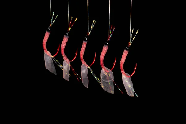 塩水釣りスポーツのためのフック 黒い背景に孤立したフック 釣針を閉めろ 釣りに取り組む マクロショットステンレススチール釣り赤いフック — ストック写真
