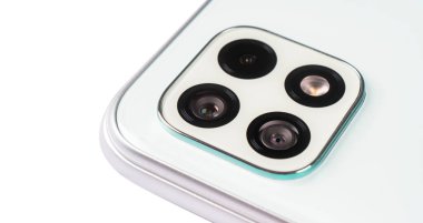 Modern bir akıllı telefonun yakın plan kamerası. Modern akıllı telefon kamera lensi izole edildi.