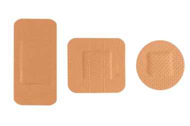 Üst görünüm tıbbi alçı beyaz arka planda izole edilmiş. Tıbbi yapışkan yama beyazda izole edilmiş. İlk yardım malzemesi. Yapışkan bandaj bandı.