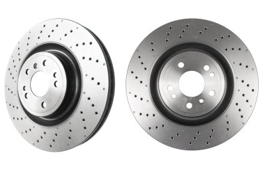 Araba fren diski beyaz arka planda izole edildi. Yedek yedek parça. Delinmiş fren diski rotoru beyaza izole edildi. Havalandırmalı diskler frenleniyor. Araba servisi veya bakım için yedek parça