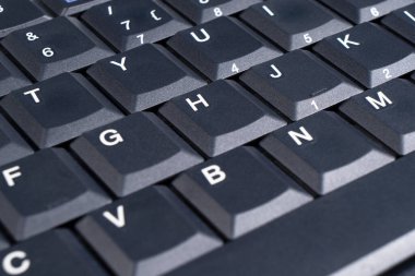 Modern bir bilgisayarın klavye tuşlarına yakın çekim. Kablosuz bilgisayar klavyeli bir iş yerinin yakın görüntüsü. Üst görünüm