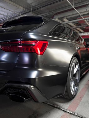 Sankt-Petersburg Rusya, 7 Mayıs 2022: Siyah mat modern lüks spor araba Audi RS 6 Avant Quattro. Arabanın dış detayları.