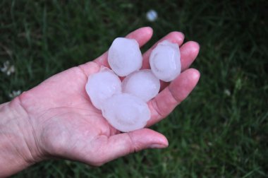 bir yandan büyük hailstone