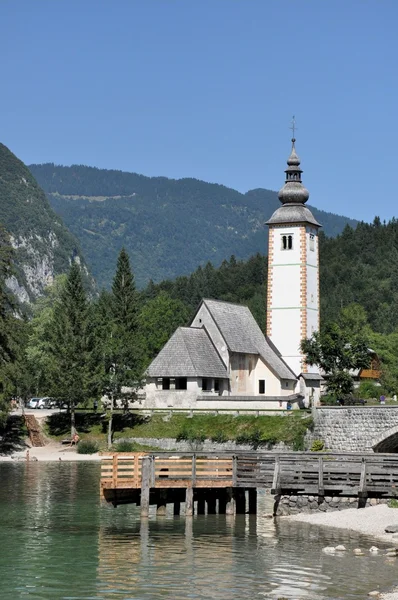 Kostel u jezera bohinj, Julské Alpy, Slovinsko — Stock fotografie