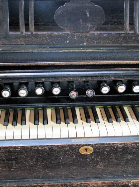 Zabytkowe organy klawiatury — Zdjęcie stockowe