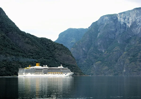 Navio de cruzeiro em fiorde norueguês Fotografias De Stock Royalty-Free