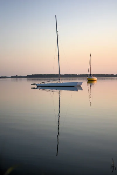 Segelboot auf einem See — Stockfoto