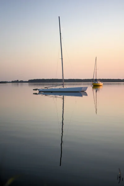 Segelbåt på en sjö — Stockfoto