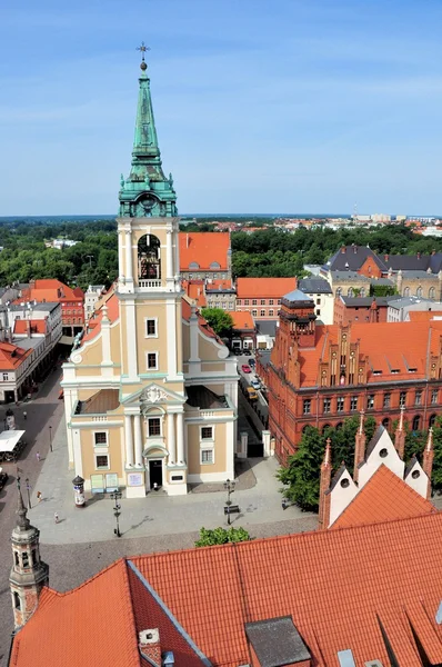 Stadtsilhouette von Torun - Luftaufnahme vom Rathaussturm. Die mittelalterliche Altstadt ist UNESCO-Weltkulturerbe. — Stockfoto