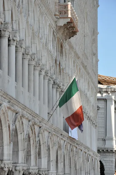 在建筑上的意大利国旗 — 图库照片