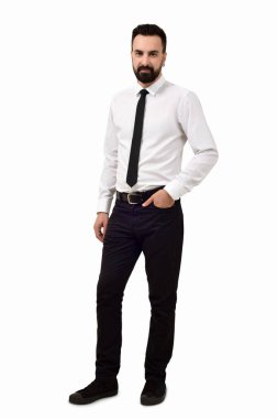 Beyaz arka planda sakallı beyaz gömlekli, siyah pantolonlu bir adam.