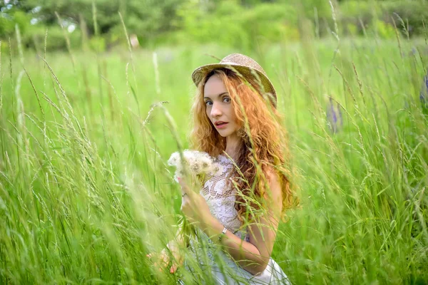 Woman Tall Grass Hat Red Hair White Dress Holds Bouquet — Stockfoto