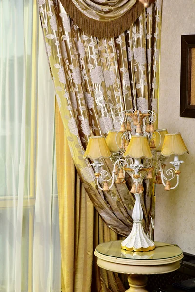 Table Decorative Lamp Retro Style Front Window Curtain — Foto de Stock