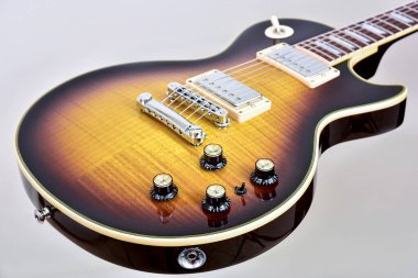  Altı telli güneş kuşunun gitarının bir parçası.