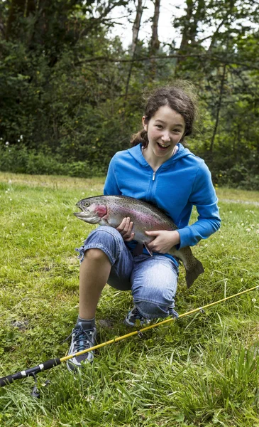 Chica feliz pesca — Foto de Stock