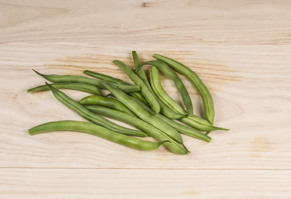 Gröna bönor på vit aska skärbräda — Stockfoto