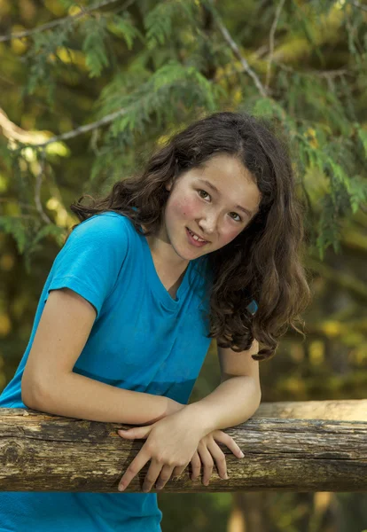 Dziewczyna na drewniany płot — Zdjęcie stockowe