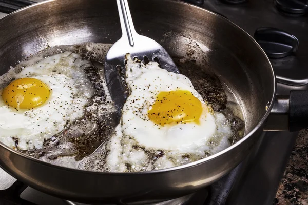 Яйца, приготовленные с беконом на сковороде — стоковое фото