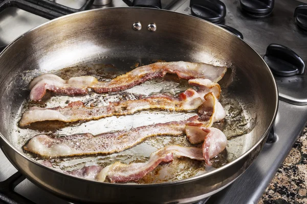 Bacon dans la casserole — Photo