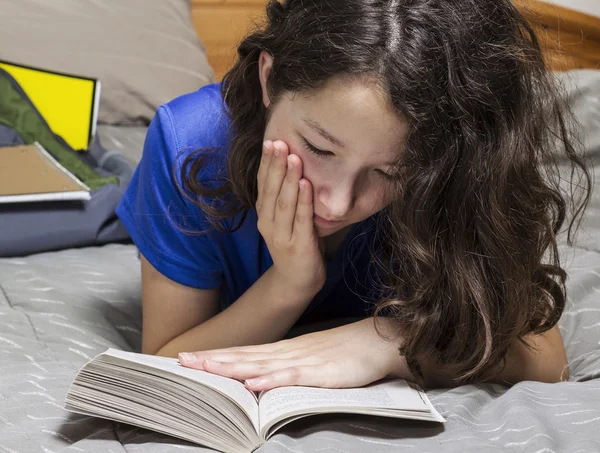 Ung flicka läsa bok i sovrum — Stockfoto