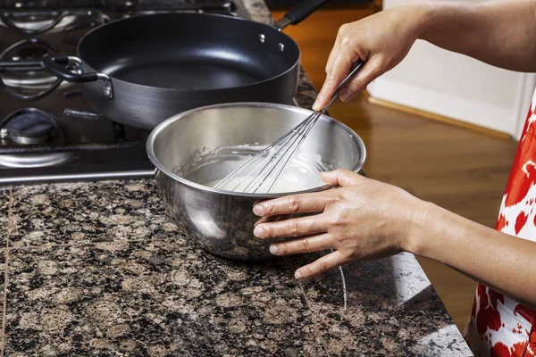 Omrörning cancake smeten på spisen — Stockfoto