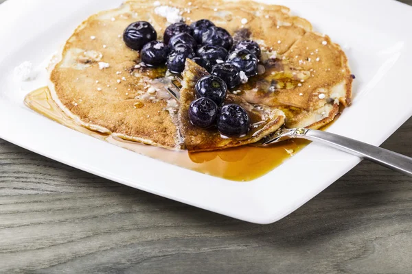 Sirop d'érable doré aux crêpes aux myrtilles — Photo