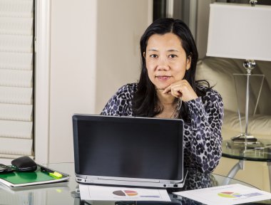 kadınlar evde ofis çalışırken rahatlatıcı