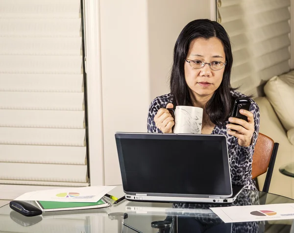 Mensagem de trabalho recebida no Home Office — Fotografia de Stock