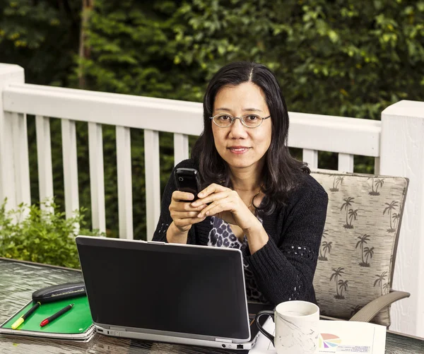 Rijpe vrouwen werken thuis zetel buiten — Stockfoto