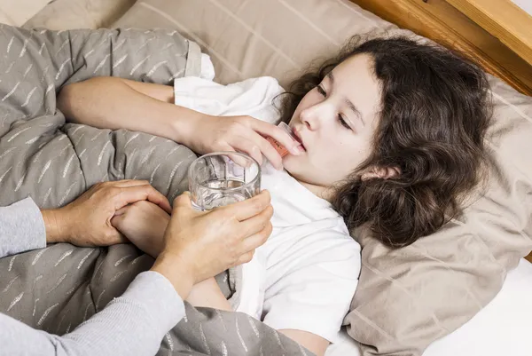 Junges Mädchen fühlt sich im Bett krank — Stockfoto