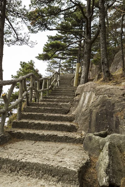 Escalera de piedra en la montaña amarilla China —  Fotos de Stock