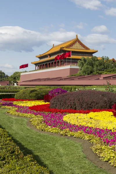 紫禁城寺和鲜花 — 图库照片