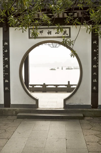 Окно в Западное озеро Китая — стоковое фото