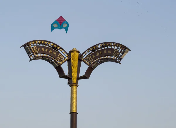 中国ランプのポストおよび凧 — ストック写真
