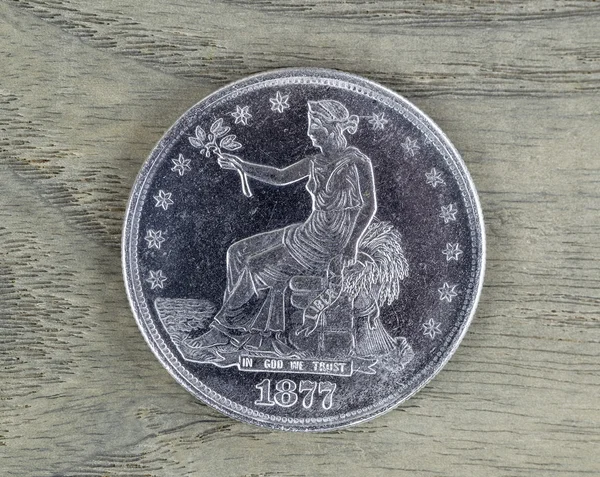 Silver handel dollar på bleka trä — Stockfoto