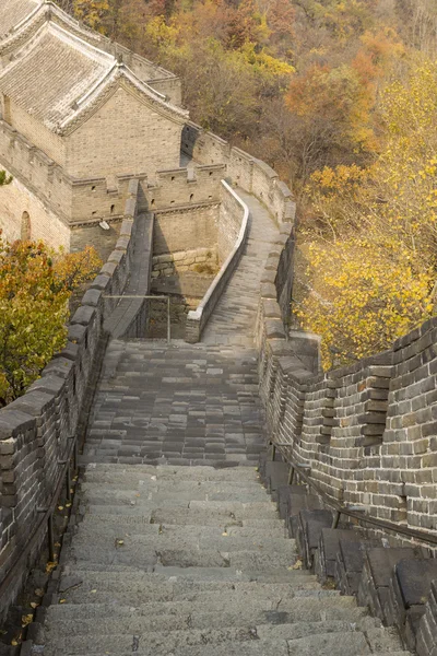 Gran escalera hacia abajo a la construcción — Foto de Stock