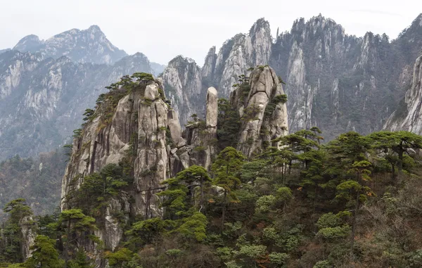 黄色の山中国で空に向かって岩 — ストック写真