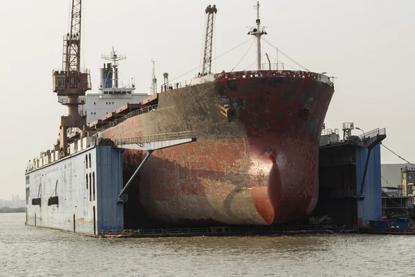 Bakım altında eski kargo gemisi — Stok fotoğraf