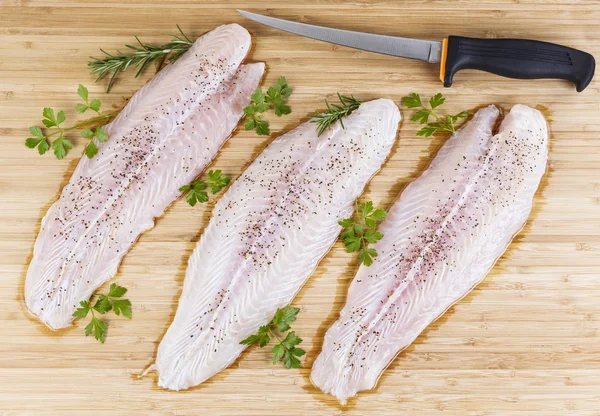 Färska fiskfiléer med filé kniv — Stockfoto