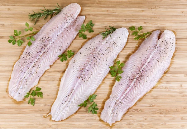 Filets de poisson prêts pour la cuisson — Photo